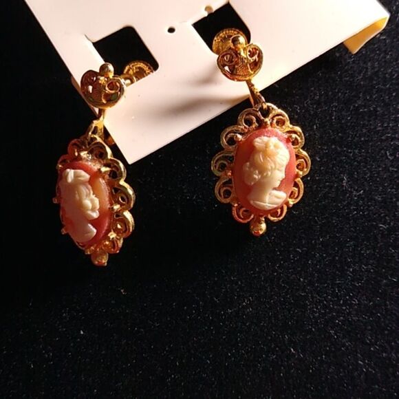 Vintage Cameo Gold Tone Metal Screw Back Dangling Earrings Cottagecore - Picture 2 of 8